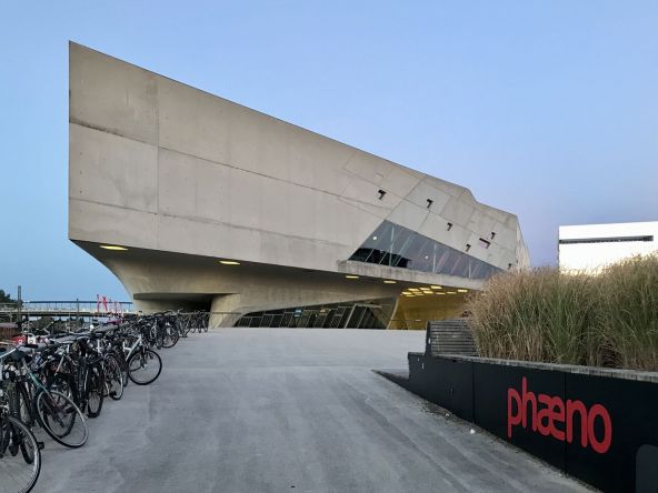 Phaeno "Centro Científico" - ArquiTravel - Zaha Hadid - Wolfsburg - Alemania - Arquitectura Deconstructivista
